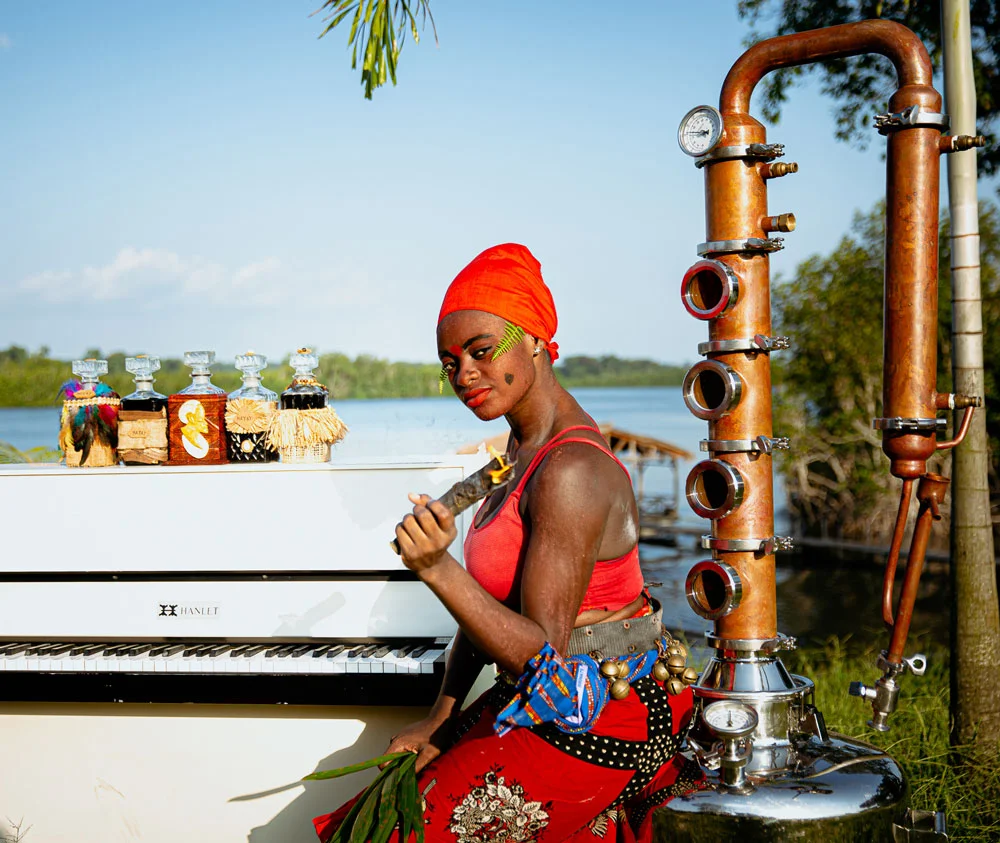 Femme gabonaise près d'alambic, artisanat local