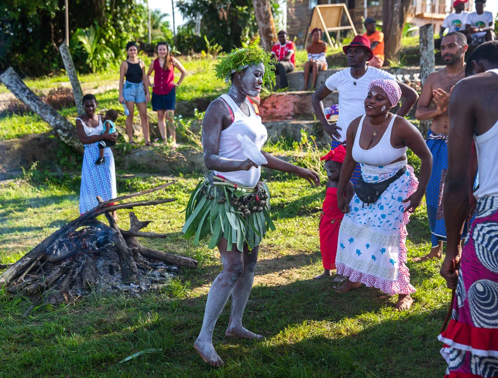 Danse traditionnelle gabonaise : femmes et enfants