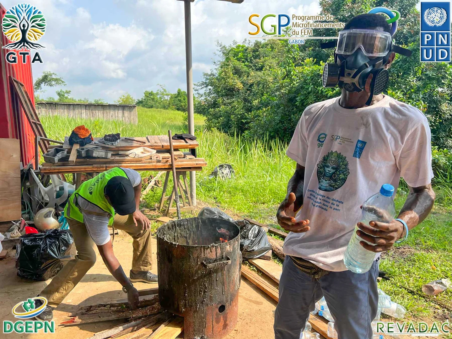 Formation en Action : Paul Alogui de REVADAC Initie les Jeunes de GTA au Recyclage du plastique à Ndossi Village