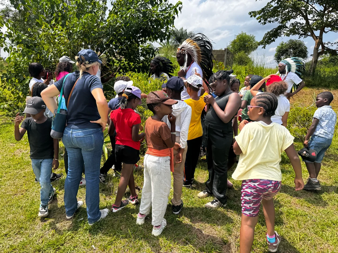🌿 À Ndossi Village, les classes vertes prennent racine : une expérience immersive pour les élèves de l’EPC d’Owendo
