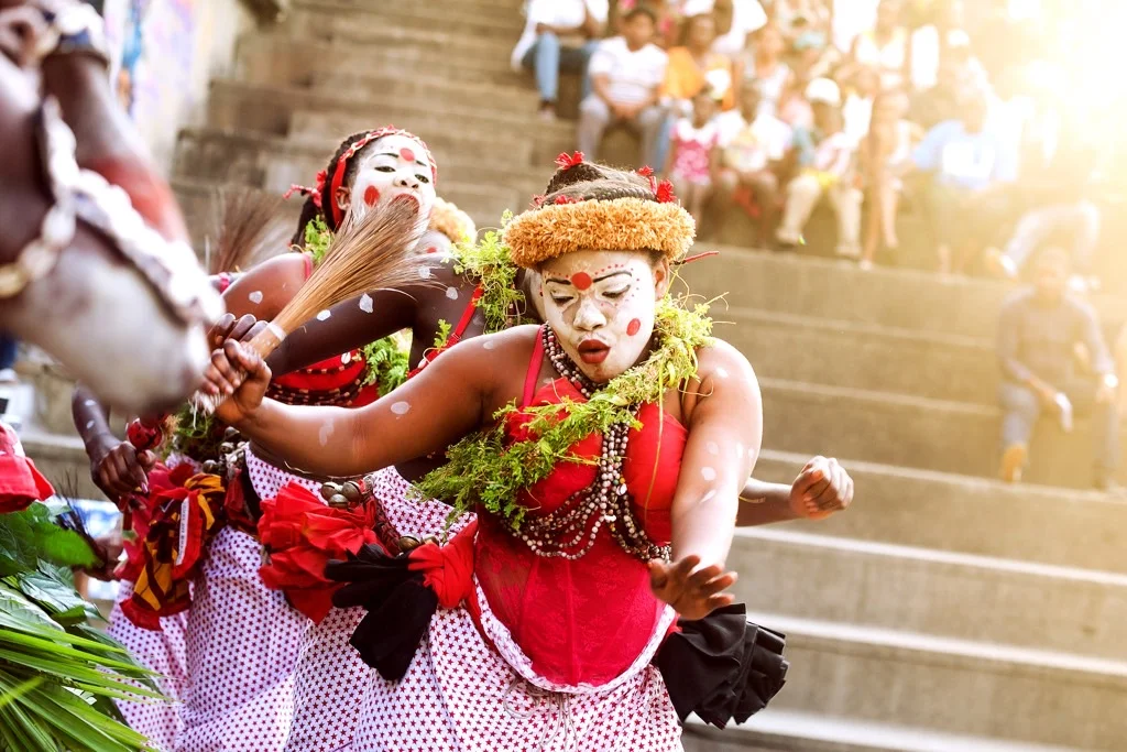 Danseuses traditionnelles gabonaises, visages peints, festival vibrant