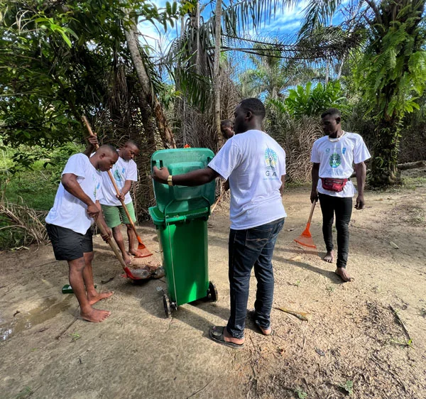 Bénévoles nettoyant une plage gabonaise