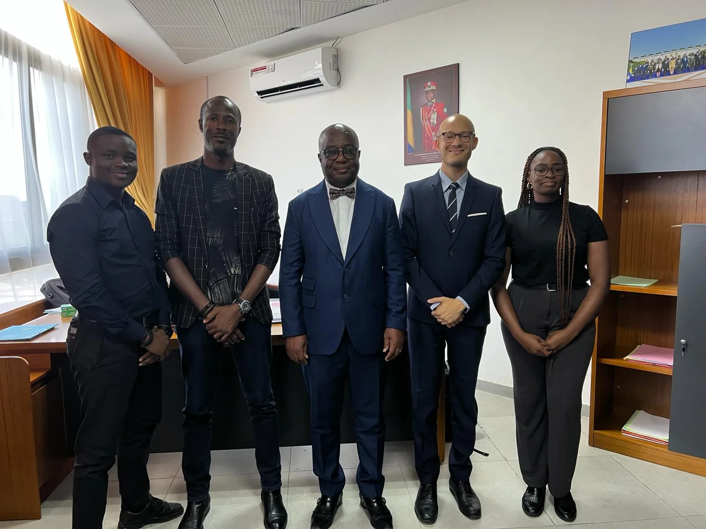 Discussions avec le ministre du travail Monsieur Adrien NGUEMA MBA - Initiative Jeunesse Autonome