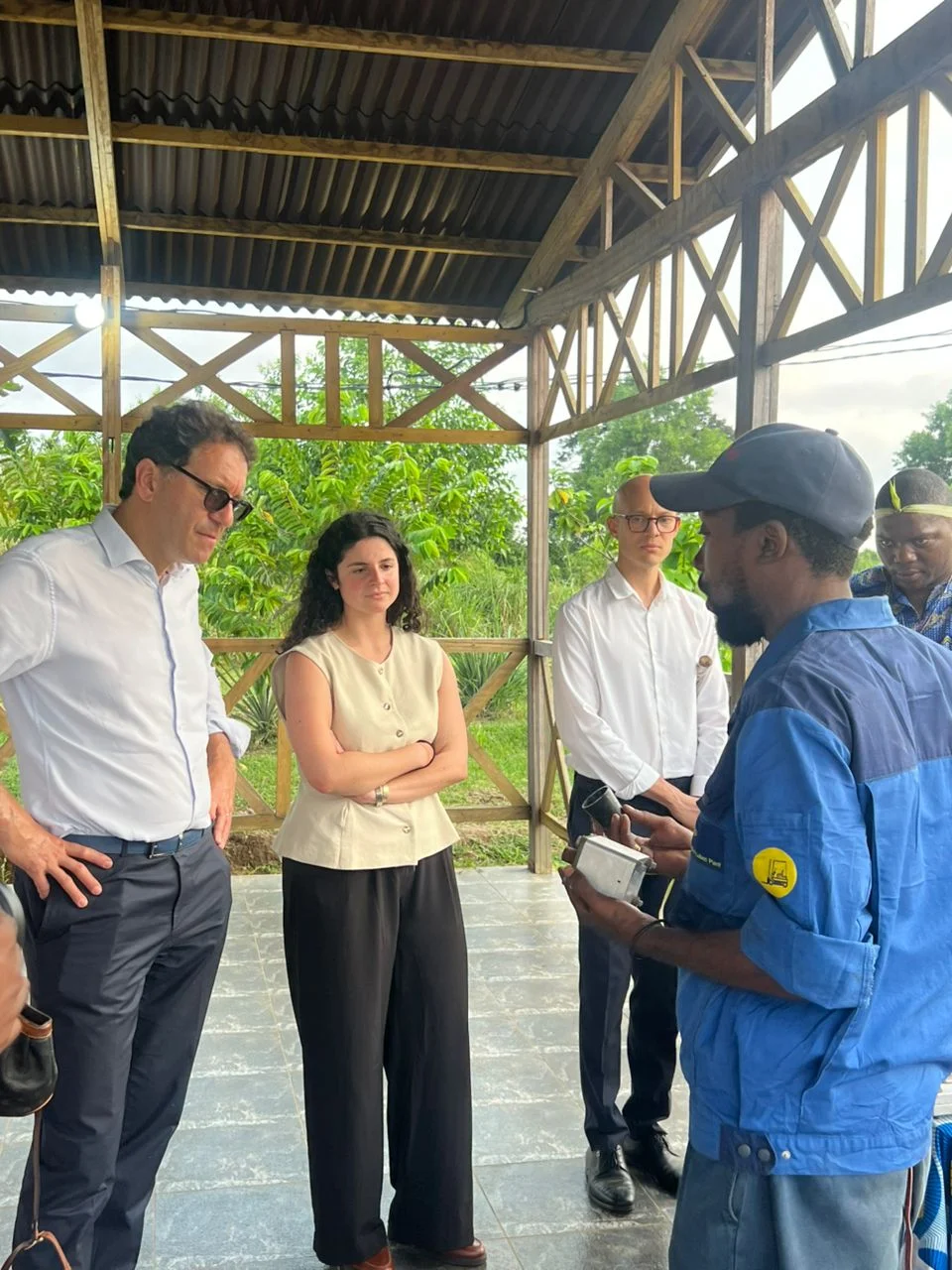 L’Ambassadeur de France au Gabon visite le Ndossi Village : une vitrine du développement durable et de la médiation inter-culturelle