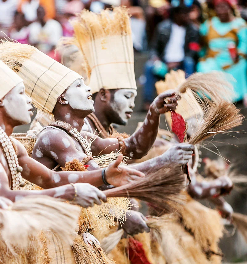 Danseurs gabonais en costumes traditionnels