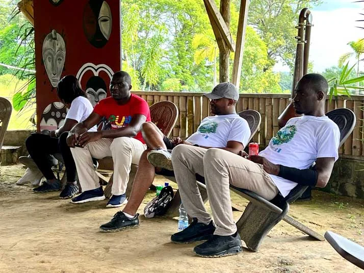 Collaboration Écologique : Haut-Commissariat à l’Environnement et Ndossi Village dans la Bataille contre le Plastique