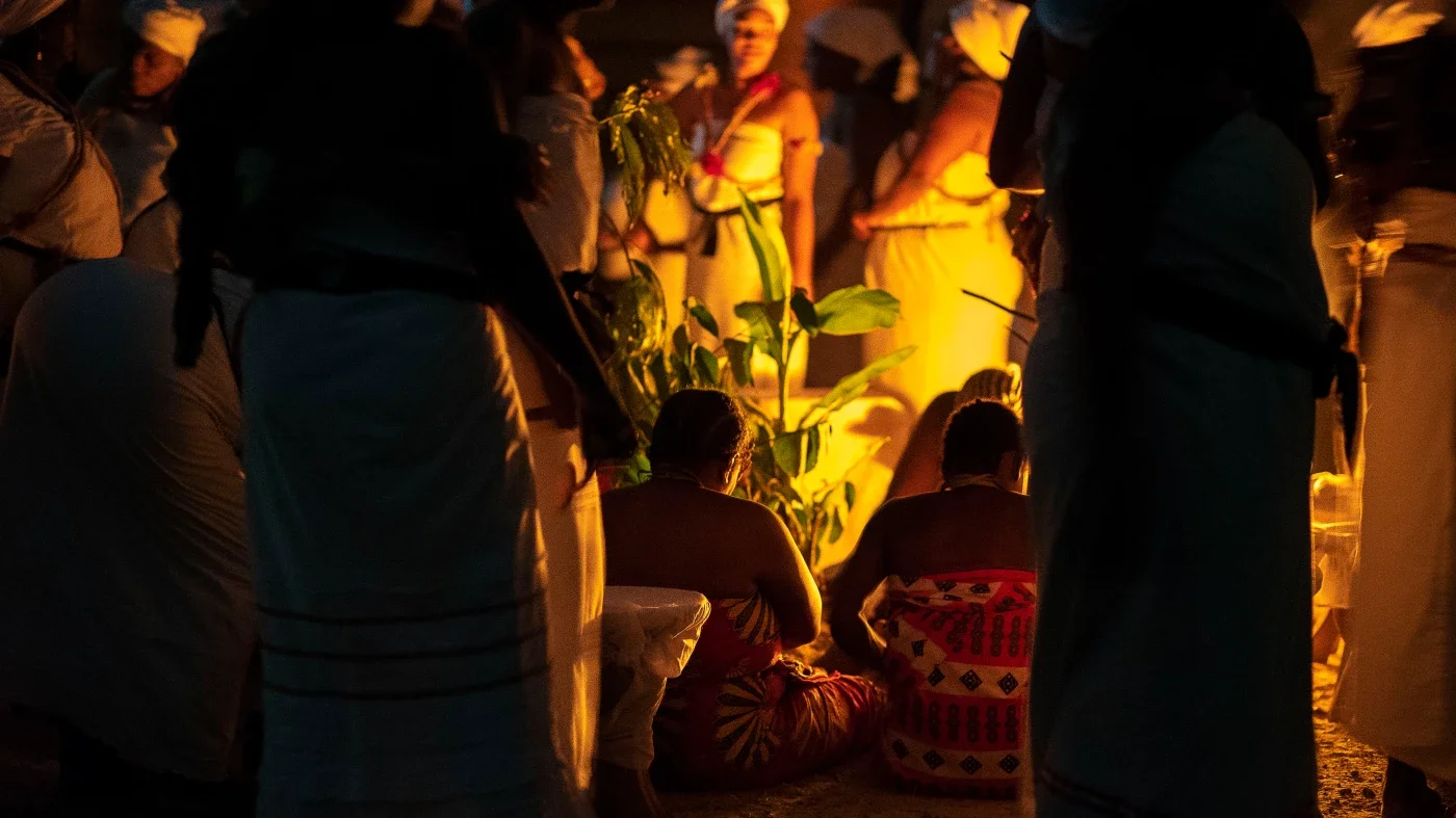 Cérémonie nocturne, personnes assises, Gabonterreavenir