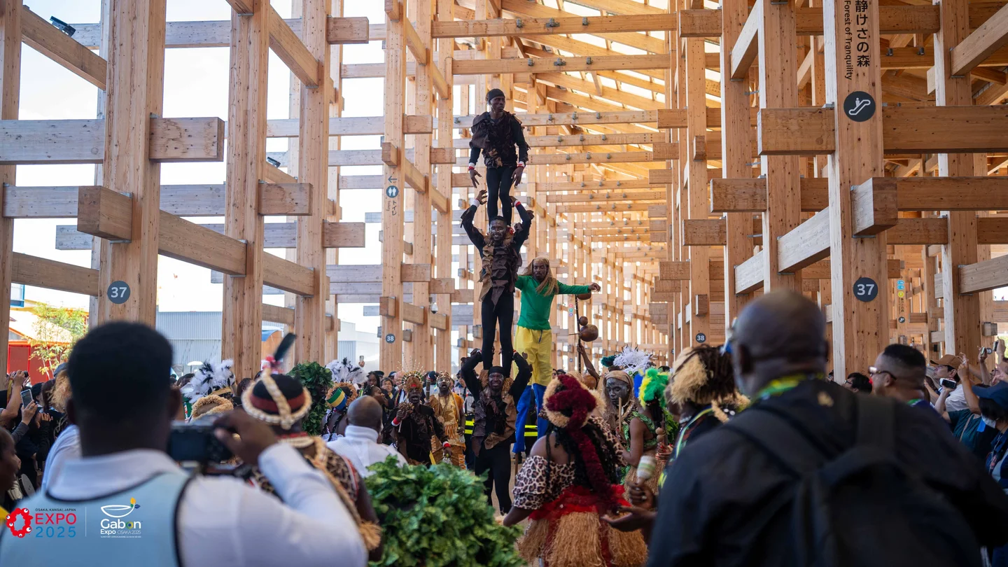 Osaka 2025 – Le Gabon fait sensation avec une parade culturelle autour du plus grand anneau en bois du monde