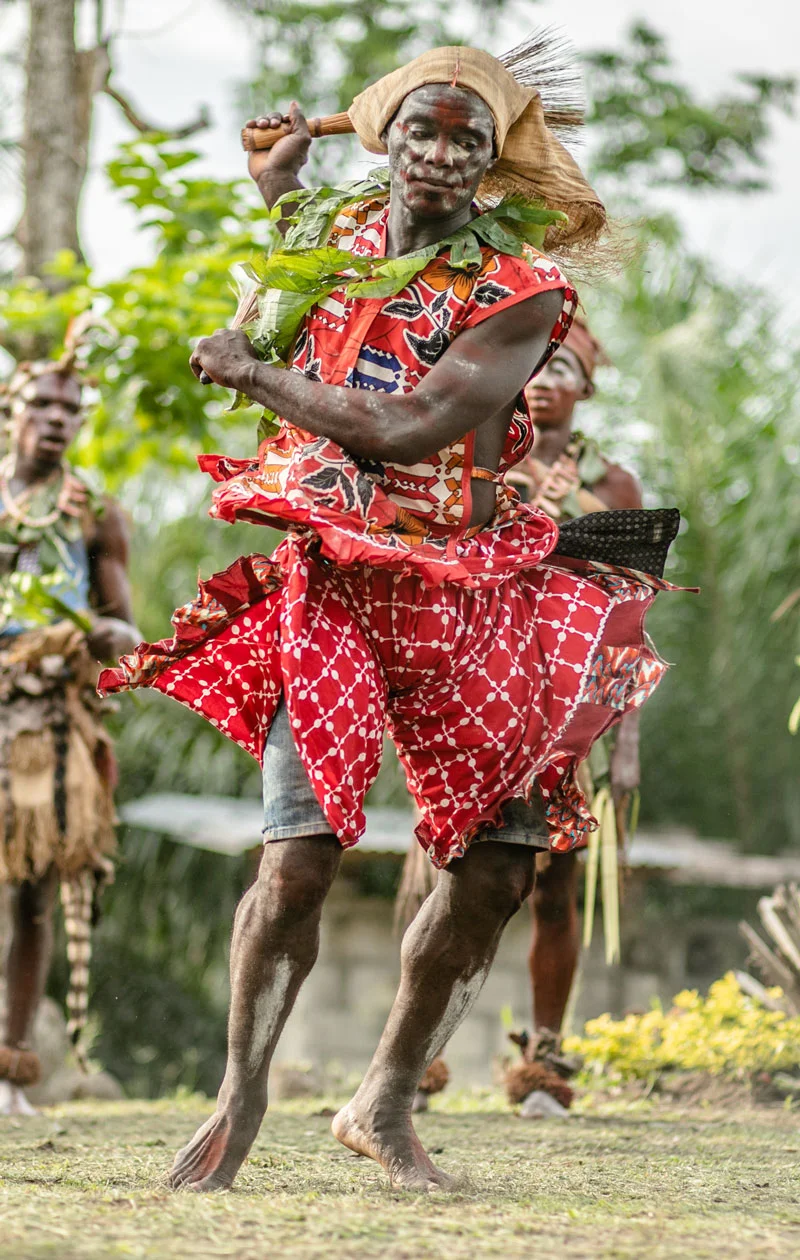 Danseur gabonais en tenue rouge, danse traditionnelle