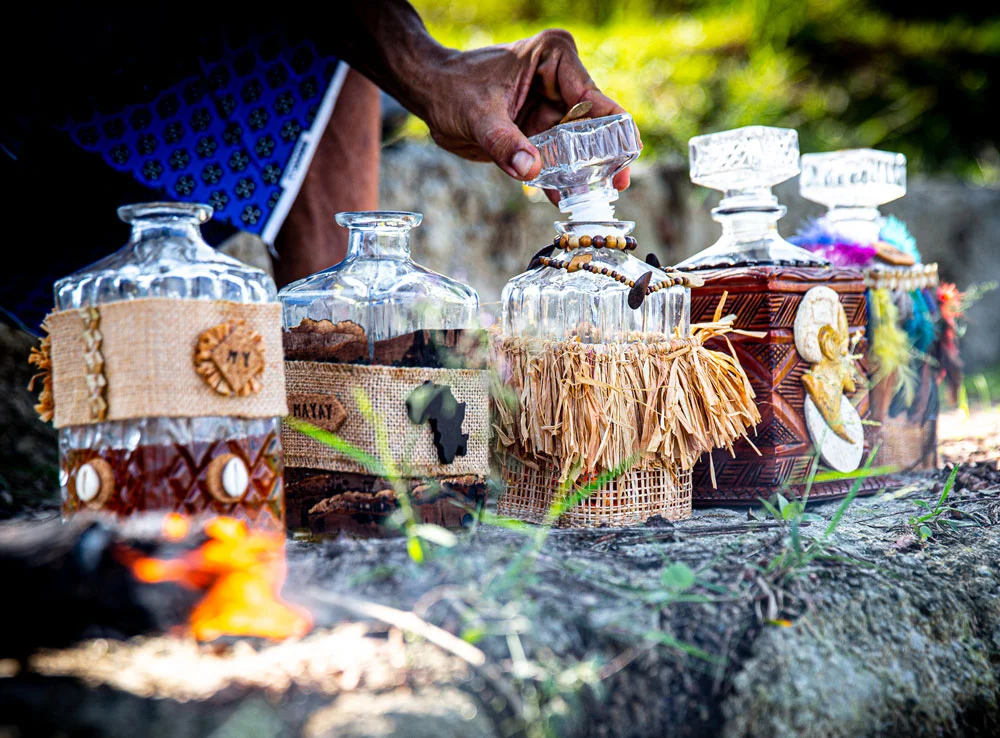 Préparation rituelle : bouteilles décorées, Gabonterreavenir