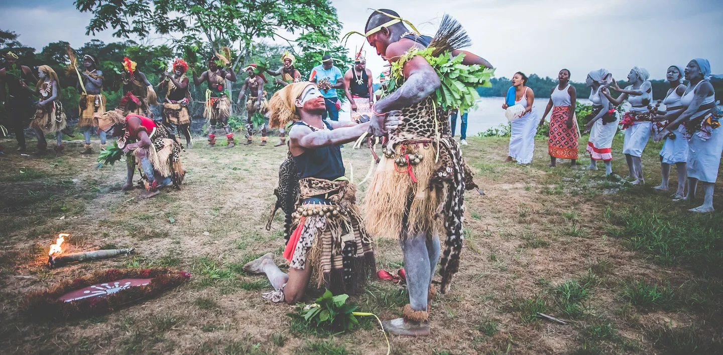 Cérémonie traditionnelle gabonaise: offrande rituelle